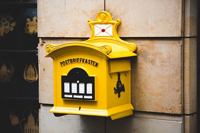 žlutá poštovní schránka